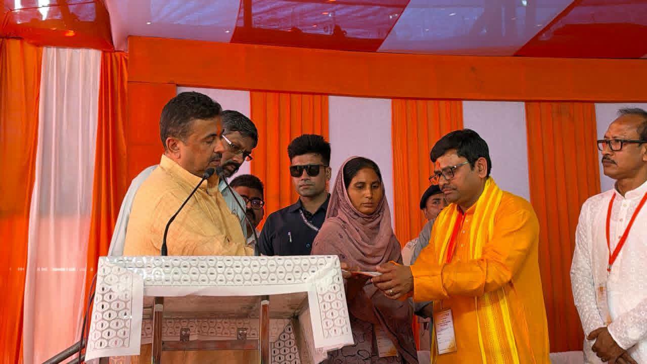 <p>জেসমিনার মায়ের হাতে ১০লক্ষের চেক প্রদান </p>