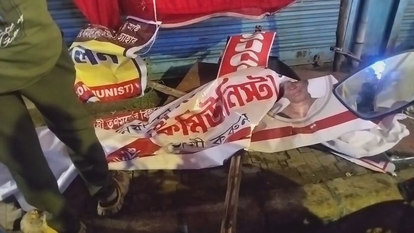 <p><strong>हावड़ा: शिबपुर में सीपीआईएम का बुक स्टॉल तोड़े जाने का आरोप, बीजेपी कार्यकर्ताओं पर फूटा गुस्सा; इलाके में तनाव </strong></p>