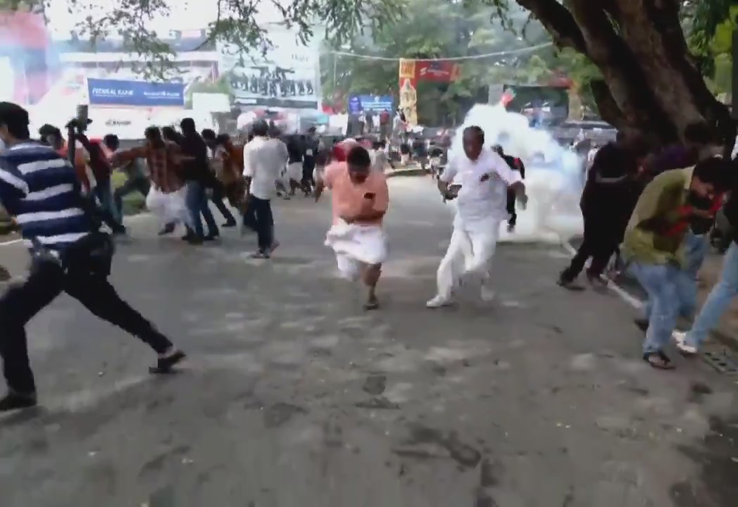 <p><strong>केरल: तिरुवनंतपुरम में कांग्रेस-यूथ कांग्रेस के प्रदर्शन पर पुलिस का सख्त रुख; वाटर कैनन और आंसू गैस के गोले दागे</strong></p>