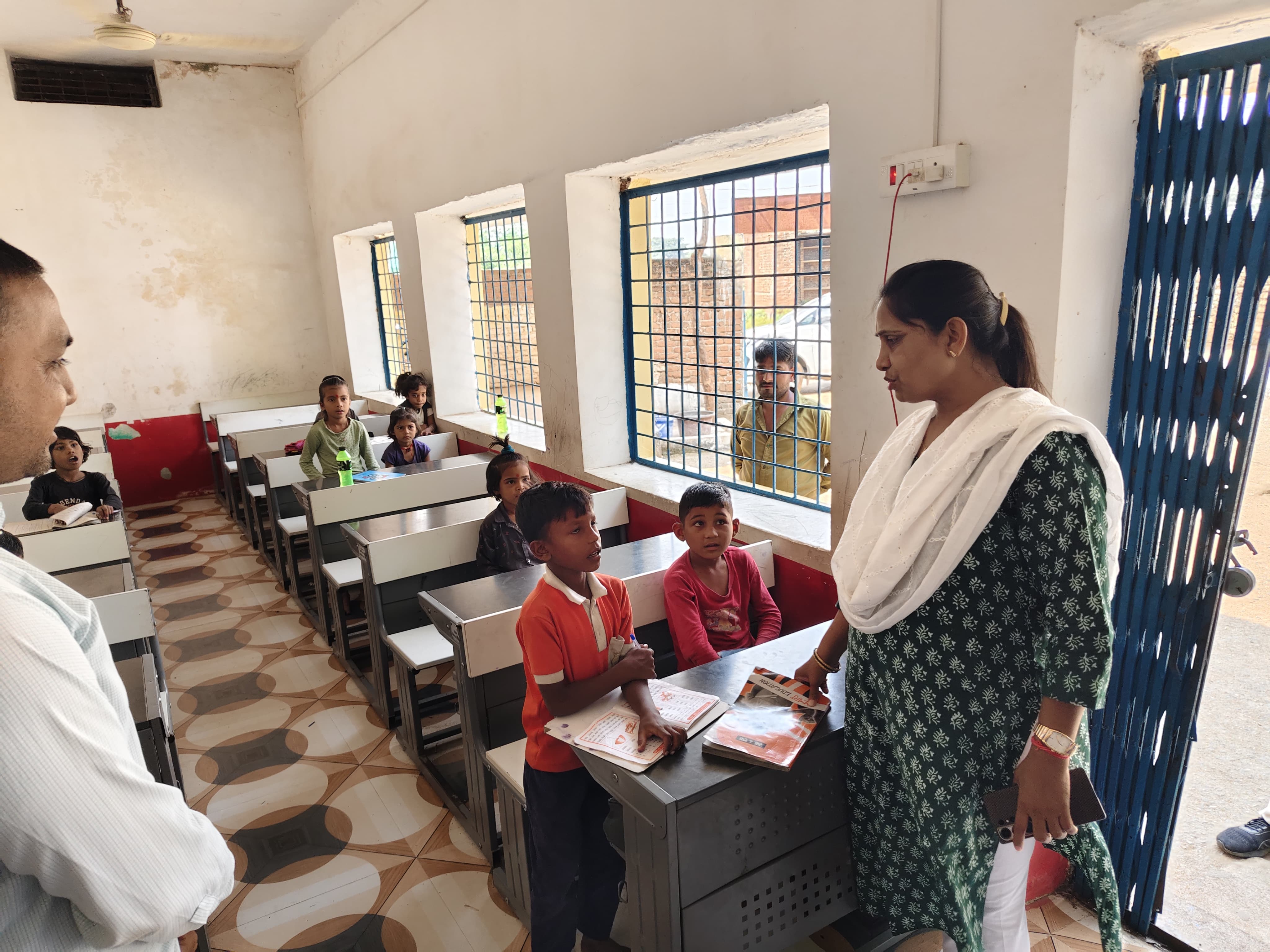 <p><strong>निवाड़ी: कलेक्टर ने पपावनी प्राथमिक शाला का किया औचक निरीक्षण</strong></p>