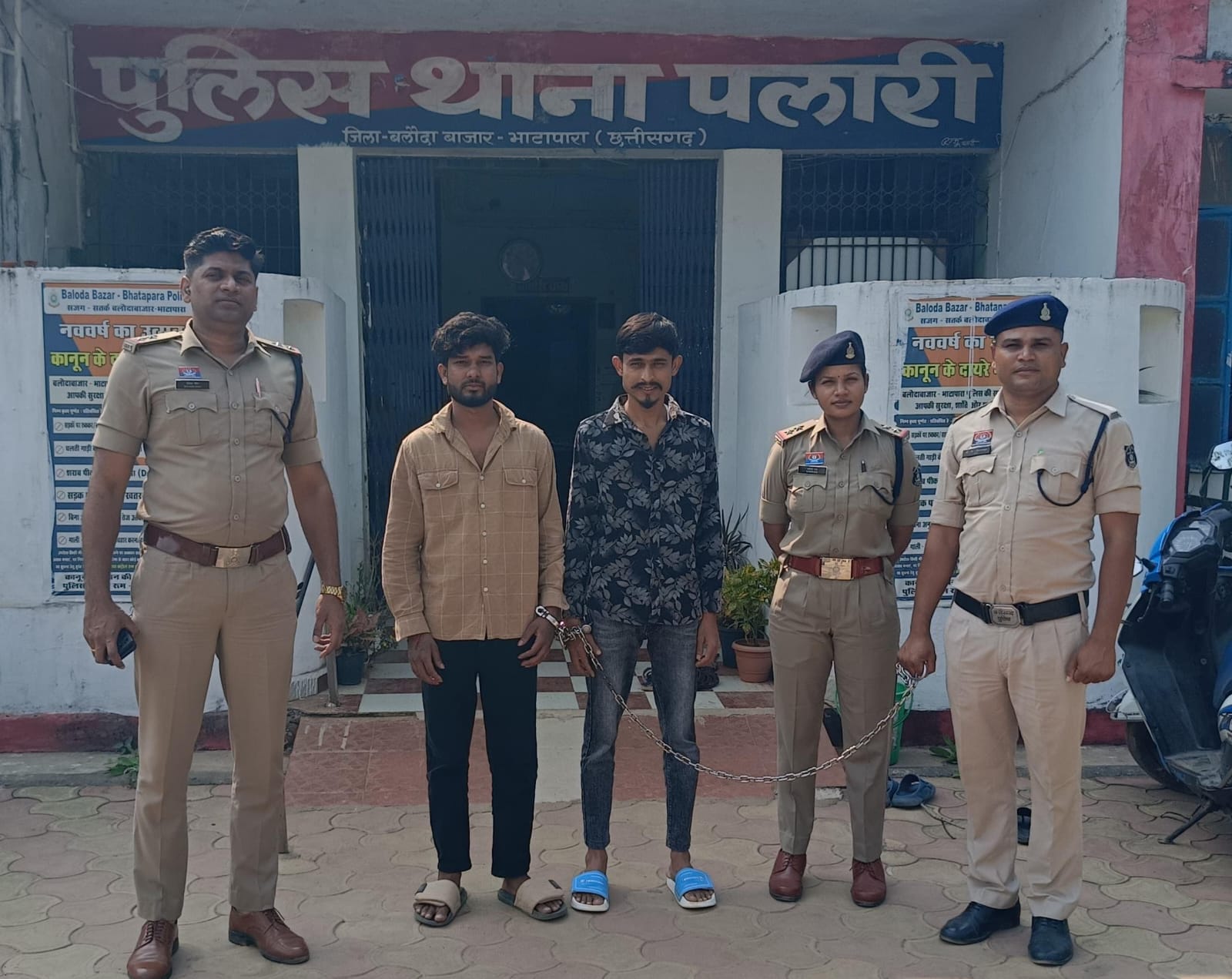 <p><strong>बलौदाबाजार में जिला बदर आदेश का उल्लंघन कर क्षेत्र में सक्रिय रूप से घूम रहे 2 आदतन बदमाशों एवं गुंडा तत्वों पर कड़ी कार्रवाई..</strong></p>