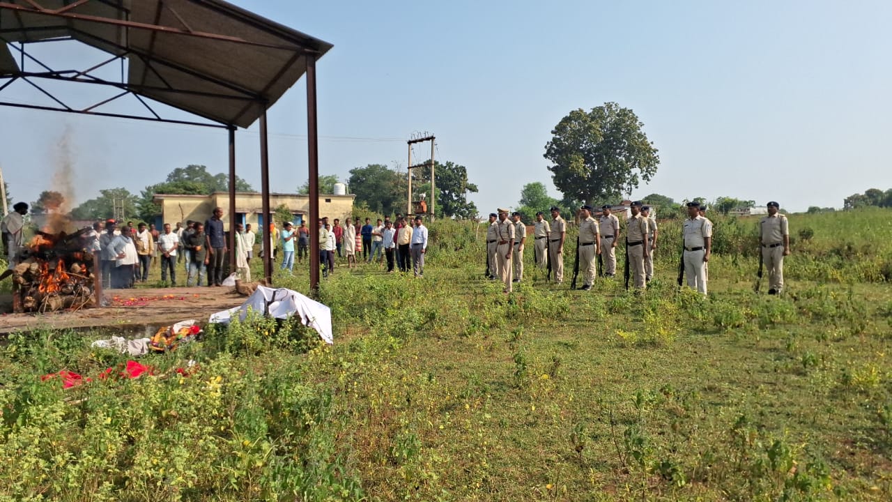 <p>स्लग: अंगदान कर विलासा ने पेश की मानवता की मिसाल</p><p>अंगदान के बाद विलासा शर्मा को गार्ड ऑफ ऑनर के साथ अंतिम विदाई</p><p><br></p><p><br></p><p><br></p><p>एंकर: नर्मदापुरम जिले के बनखेड़ी क्षेत्र के ग्राम खापाखुर्द निवासी विलासा तामसी शर्मा ने अंगदान के जरिए मानवता की मिसाल पेश की है। सड़क हादसे में गंभीर रूप से घायल होने के बाद भोपाल एम्स में उन्हें ब्रेन डेड घोषित किया गया था। इसके बाद परिजनों की सहमति से उनकी दोनों किडनी और लीवर सहित अंगदान की प्रक्रिया पूरी की गई। शुक्रवार सुबह 11 बजे गृ
