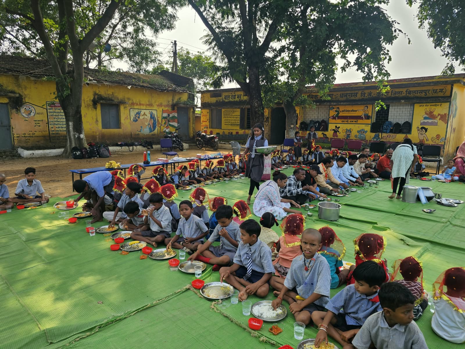 <p><strong>विदेश में रहकर भी अपनी मिट्टी से जुड़ाव, सऊदी अरब में रह रहे बिलासपुर के रितेश पुराणिक ने धनरास स्कूल में कराया कन्या भोज और किचन गार्डन का निर्माण</strong></p>