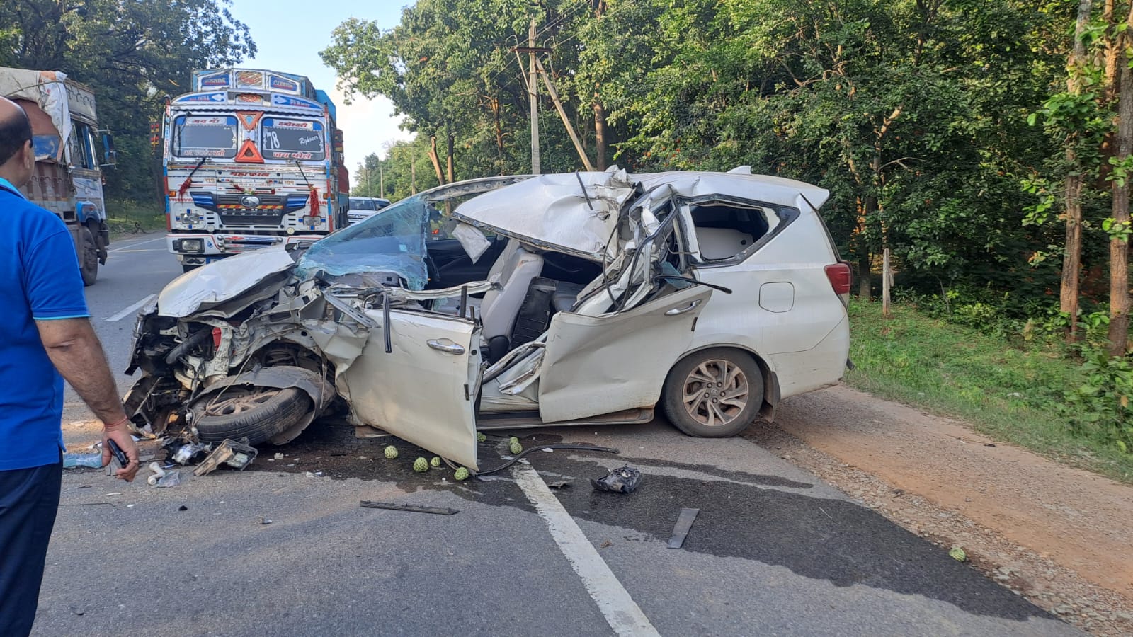 <p>NH-30 पर बटराली के समीप भीषण सड़क हादसा, ट्रक में पीछे से घुसी इनोवा क्रिस्टा</p>