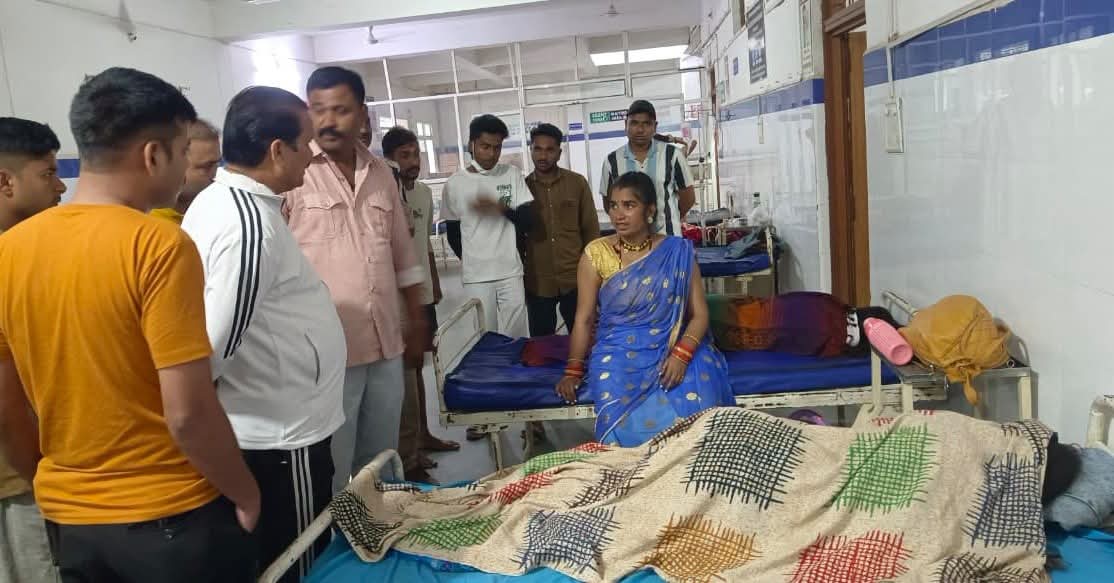 <p>राजगढ़ में तड़के बस हादसा खड़ी बस में घुसा ट्रक 8 घायल ,राज्यमंत्री पहुंचे अस्पताल</p>