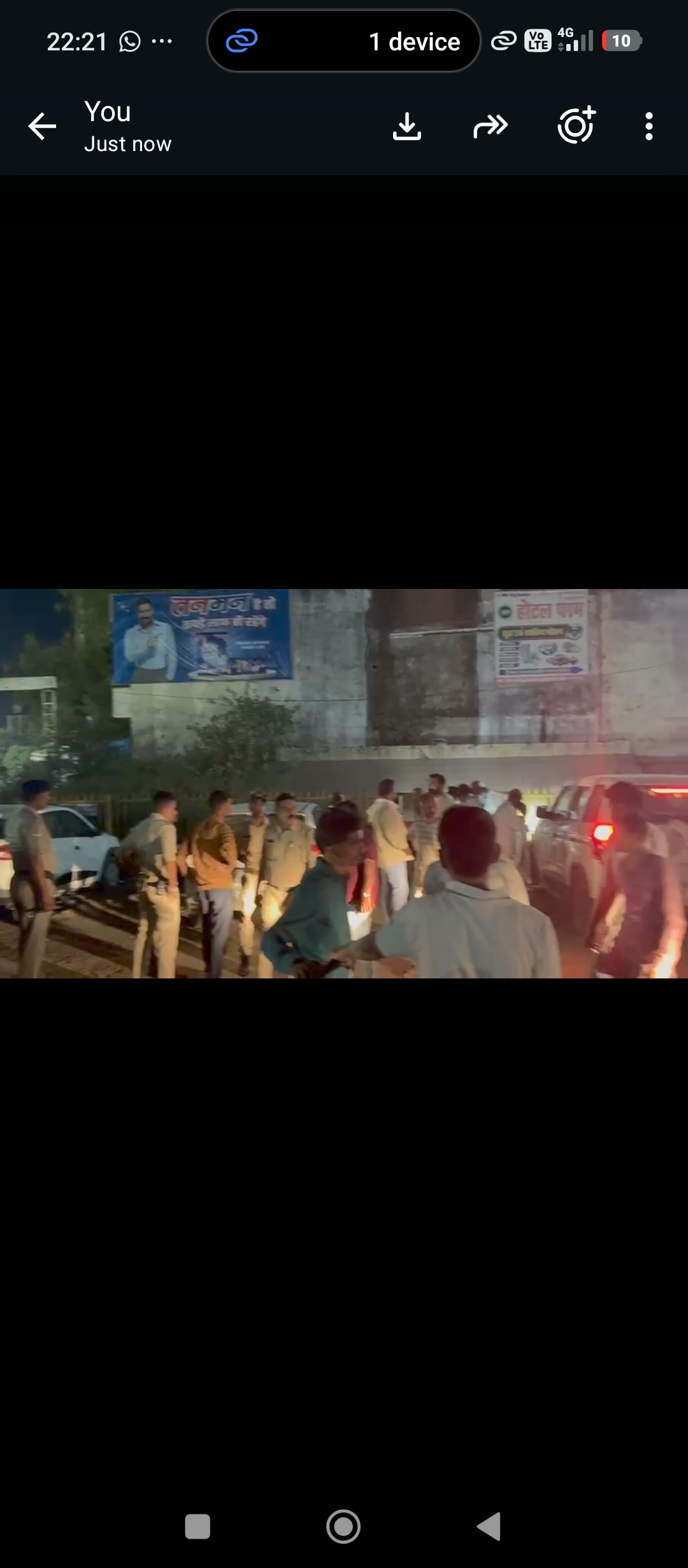 <p>स्लग: पिपरिया में सनसनीखेज घटना, पटवारी की मौत और कार में मिले दो बच्चों के शव</p><p>पटवारी की मौत के बाद कार में मिले दो मासूम बेटों के शव, पुलिस जांच में जुटी</p><p><br></p><p><br></p><p>एंकर: नर्मदापुरम जिले के विधानसभा पिपरिया में रविवार दोपहर एक सनसनीखेज घटनाक्रम सामने आया है। अलीगंज निवासी 45 वर्षीय पटवारी अजय धाकड़ की पिपरिया रेलवे स्टेशन पर ट्रेन की चपेट में आने से मौत हो गई। अजय धाकड़ छातेर में पटवारी के पद पर पदस्थ बताए जा रहे थे। वहीं, घटना के कुछ समय बाद उनकी कार में दोनों मासूम ब