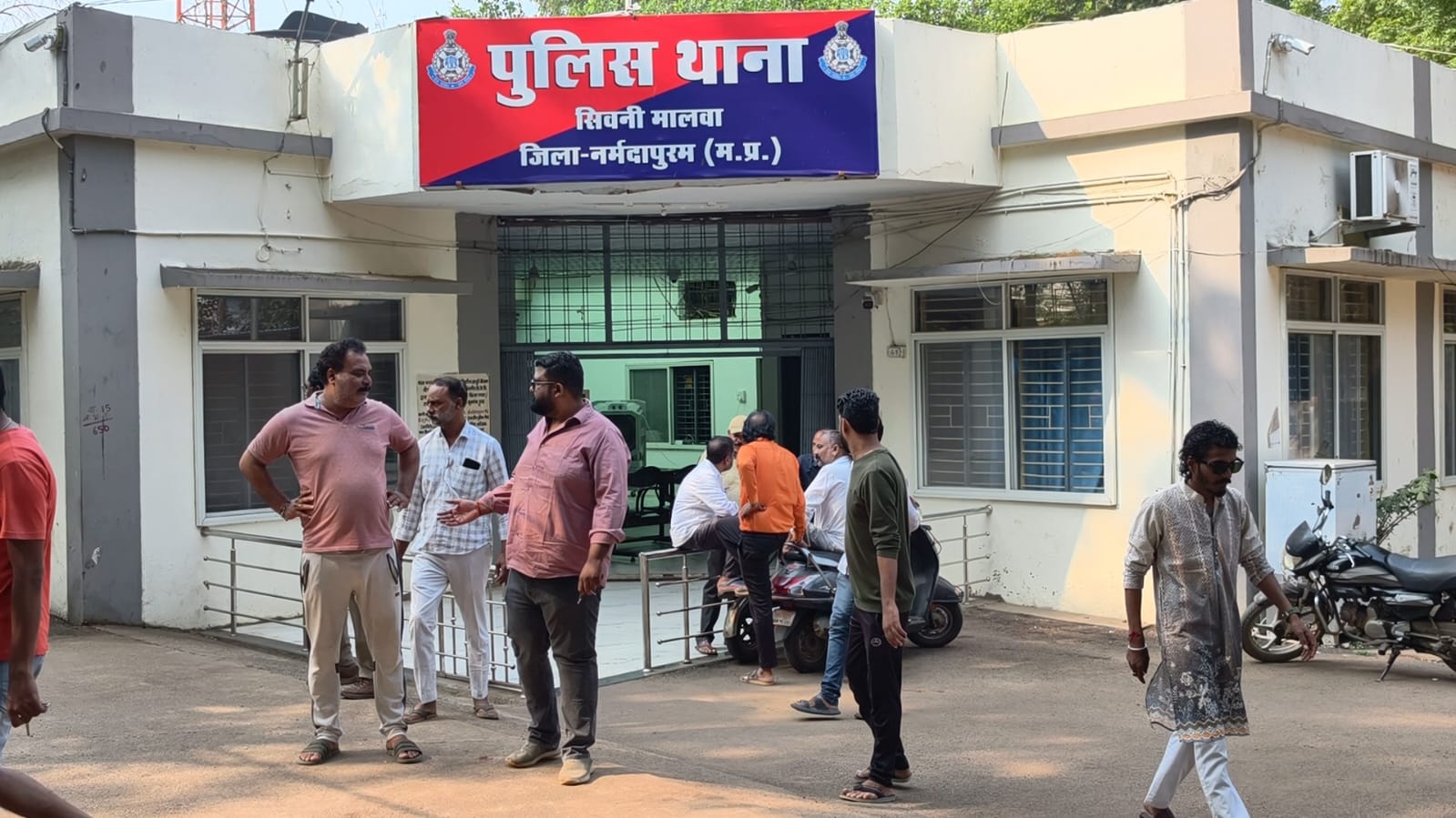 <p>स्लग: मंदिर चौक पर महिलाओं से छेड़खानी का आरोप, युवक गिरफ्तार महिलाओं को अश्लील वीडियो और फोटो दिखाने का आरोप, वार्डवासियों ने युवक को पकड़कर पुलिस को सौंपा</p><p><br></p><p><br></p><p>एंकर::::सिवनी मालवा नगर के गोवर्धन मंदिर चौक के पास सोमवार सुबह उस समय हंगामे की स्थिति बन गई, जब वार्डवासियों ने महिलाओं के साथ कथित छेड़खानी के आरोप में एक युवक को पकड़कर पुलिस के हवाले कर दिया। आरोप है कि युवक पिछले दो दिनों से मंदिरों में आने-जाने वाली महिलाओं को रास्ते में रोककर पता पूछने के बहाने अपने मोब