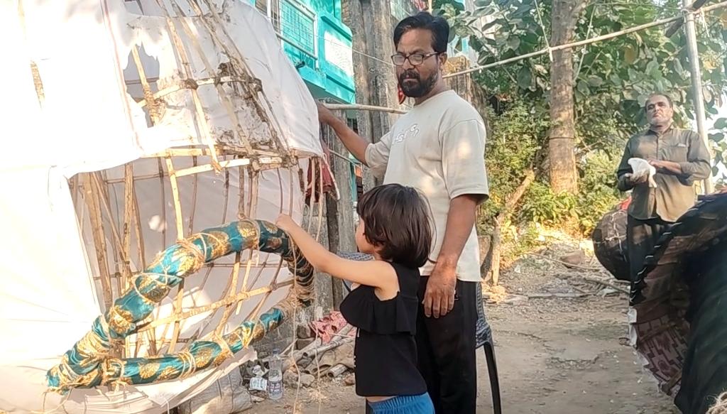 <p>स्लग: तीन पीढ़ियों से रावण बना रहा मुस्लिम परिवार, पेश कर रहा भाईचारे की मिसाल ईदगाह कॉलोनी में मुस्लिम परिवार बनाता है रावण, कुंभकरण और मेघनाथ के पुतले</p><p><br></p><p><br></p><p>एंकर: नर्मदापुरम शहर की ईदगाह कॉलोनी में रहने वाला एक मुस्लिम परिवार तीन पीढ़ियों से दशहरे पर रावण, कुंभकरण और मेघनाथ के पुतले बनाने की परंपरा निभाता आ रहा है। परिवार के मोहम्मद शाकिर बताते हैं कि इस परंपरा को आगे बढ़ाने में घर के बच्चे और महिलाएं भी उनका साथ देते हैं। 40 फीट ऊंचे रावण का पुतला बनाने में करीब एक मह