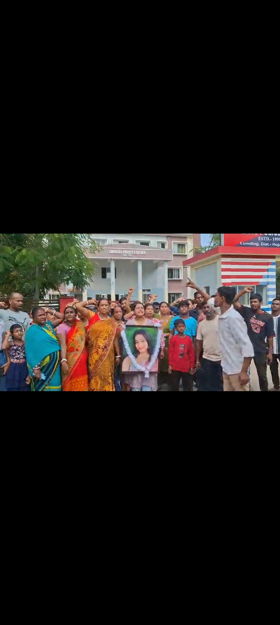 <p>প্রেমে প্রতারণা ও নির্যাতনের অভিযোগে যুবতীর মৃত্যু! মেঘালয় থেকে আটক প্রেমিক, লামডিং থানার সামনে বিক্ষোভ।</p>