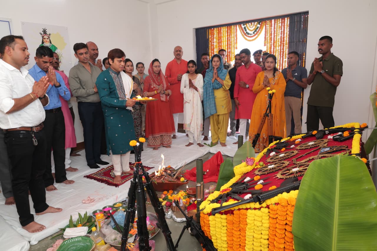 <h1>विजयादशमी के पावन पर्व पर एसएसपी  भोजराम पटेल ने पुलिस लाइन मुंगेली में विधि-विधान से किया शस्त्र एवं वाहन पूजन और पारंपरिक हर्ष फायर किया गया<span style="background-color: rgb(230, 0, 0);"><span class="ql-cursor">﻿</span></span></h1>