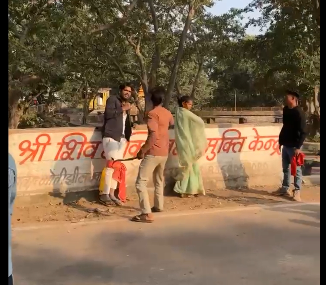 <p><strong>मायके में रह रही पत्नी प्रेमी के साथ पहुंची भदैया कुंड, पति ने चचेरे भाई संग मिलकर की बेरहमी से पिटाई</strong></p>