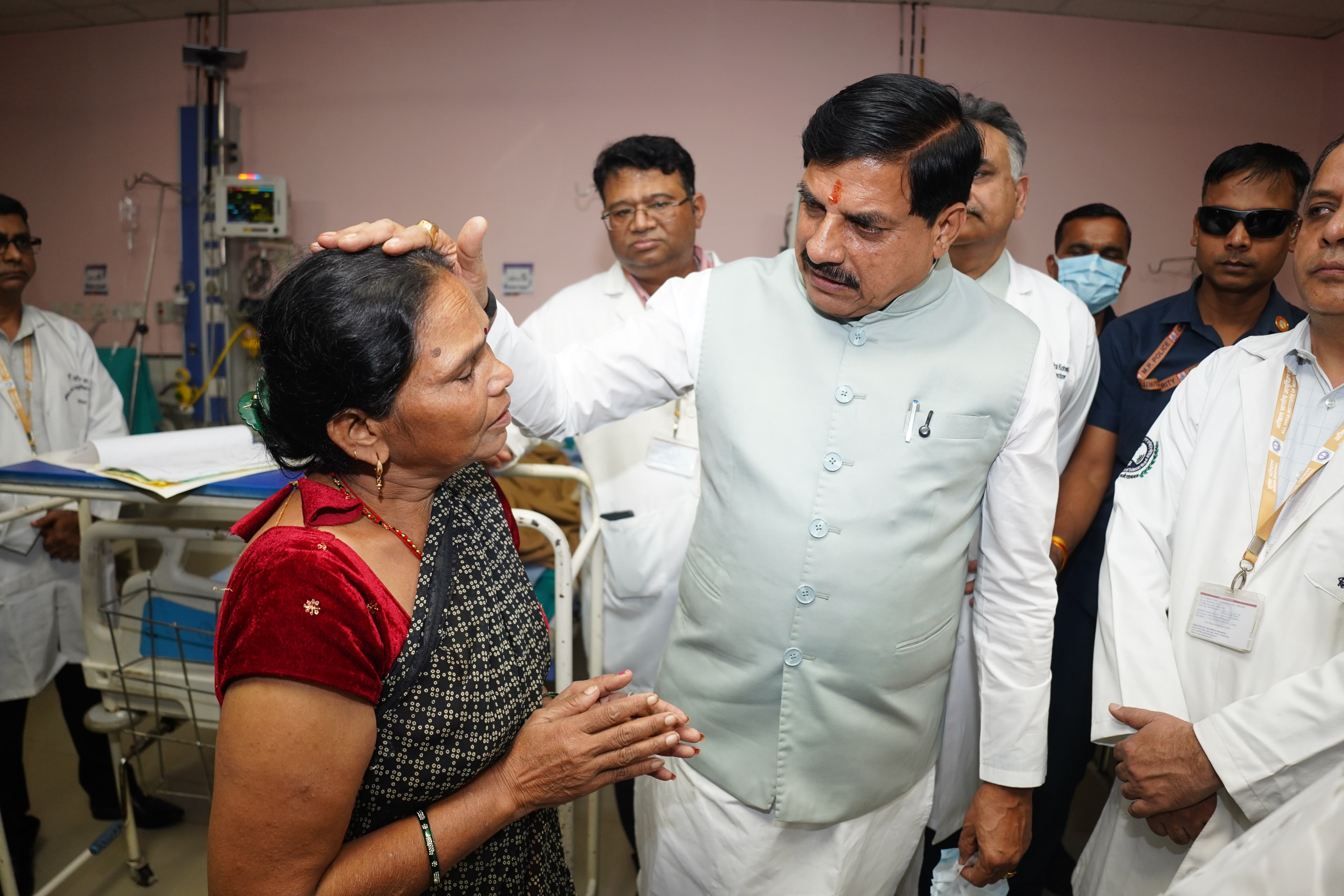 <p><strong>मुख्यमंत्री डॉ. यादव ने एम्स पहुंचकर घायलों के स्वास्थ्य की जानकारी ली</strong></p>