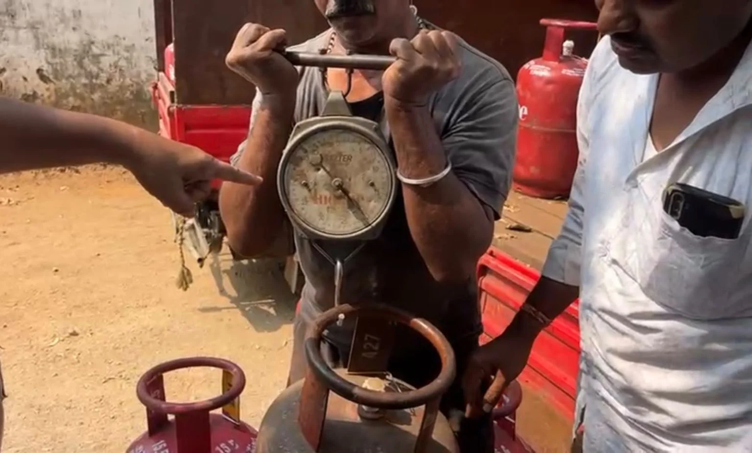 <p>LPG गैस चोरी का खुलासा! सुनसान मैदान में हो रही थी सिलेंडरों की हेराफेरी, एसडीएम और फूड इंस्पेक्टर ने दी दबिश, तो फरार हुए आरोपी</p>