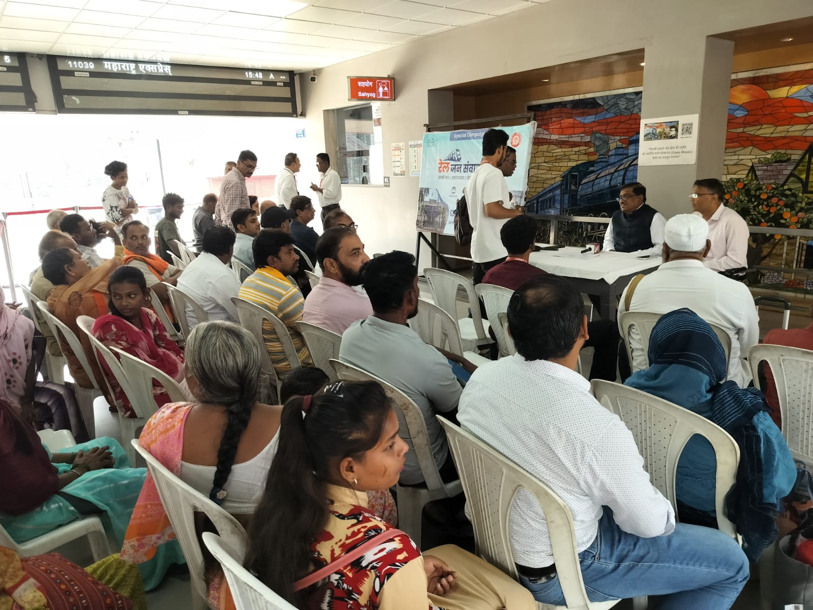 <p>दक्षिण पूर्व मध्य रेलवे, नागपुर मंडल में ‘पैन इंडिया रेल जनसंवाद’ का आयोजन, यात्रियों की समस्याओं के समाधान एवं यात्री सुविधाओं में सुधार पर विशेष जो</p>