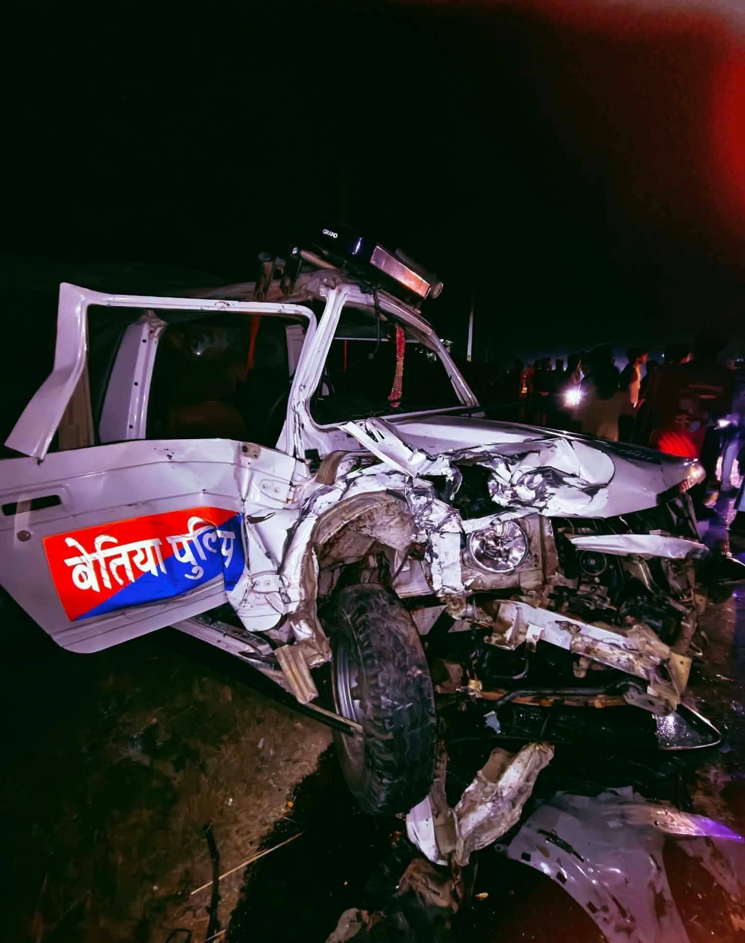 <p>Collision between police station vehicle and car, many injured</p>