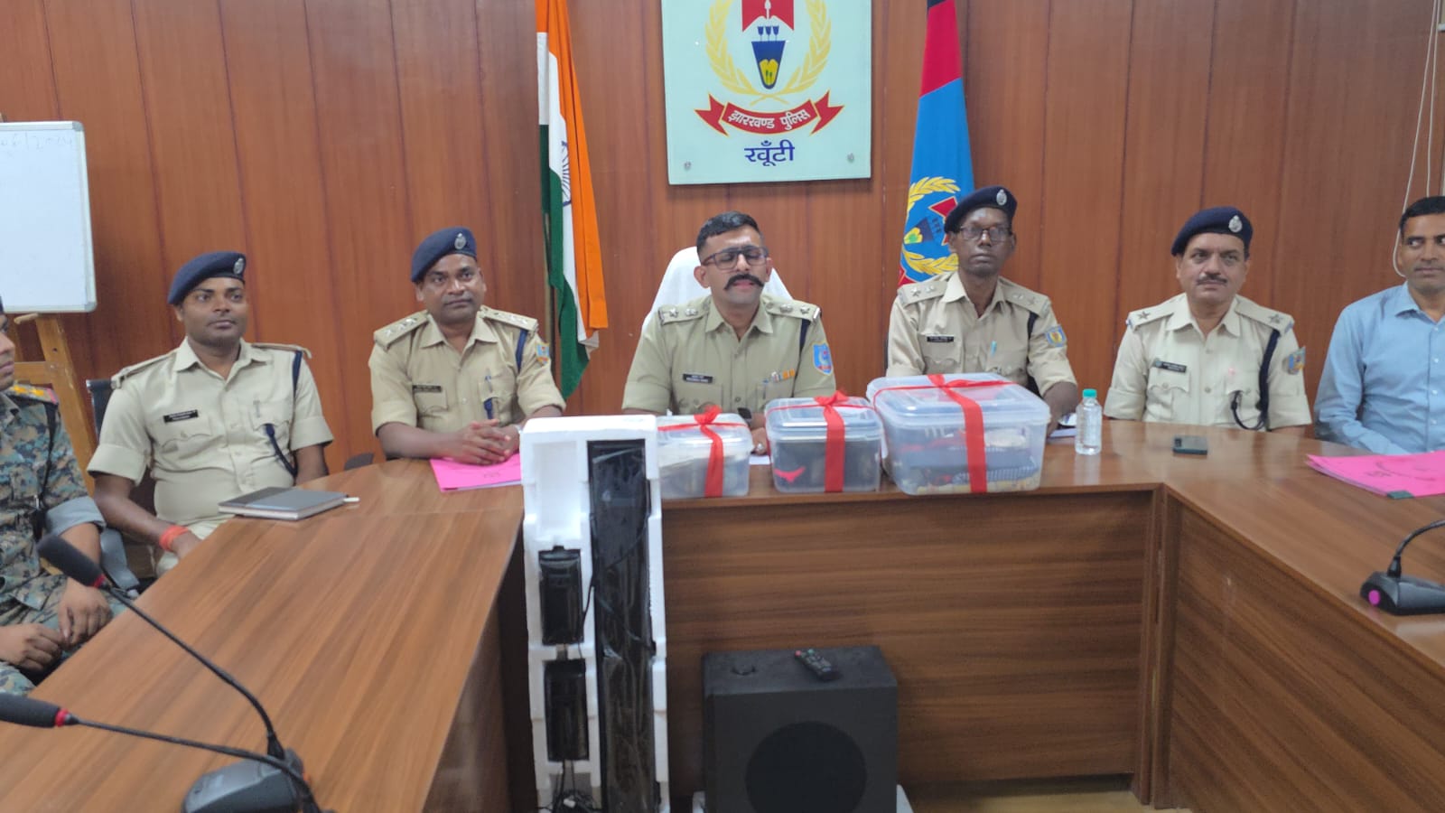 <p>महज 36 घंटे के भीतर खूंटी पुलिस ने फादर बेनेदित बारला पर हुए हमला कांड का खुलासा कर दिया।</p>