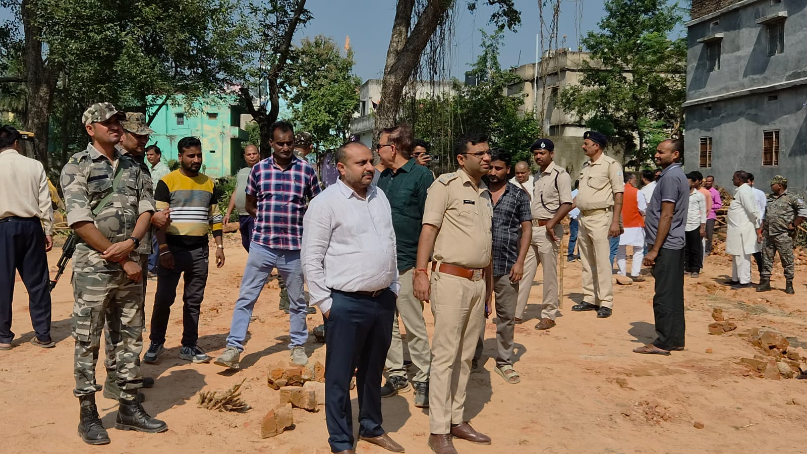 <p>हजारीबाग में 50 डिसमिल खासमहल जमीन पर फिर विवाद, योगेंद्र साहू पर कोर्ट के आदेश के बावजूद तोड़फोड़ का आरोप; जांच करेगा प्रशासन।</p>