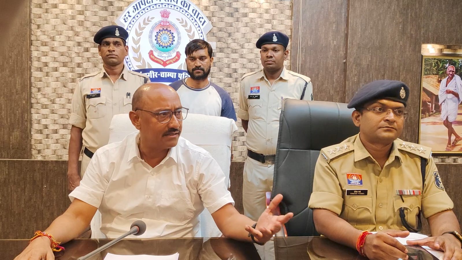 <p>पामगढ़ में डबल मर्डर से सनसनी,10 लाख की उधारी बनी दो मौतों की वजह, शराब में सुहागा मिलाकर पिलाया, एक आरोपी गिरफ्तार...</p>