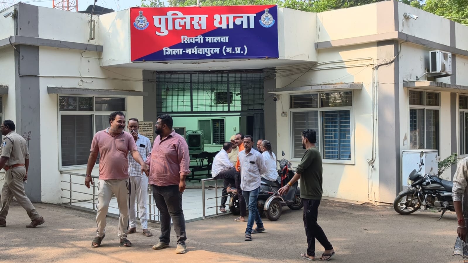 <p>स्लग: इंस्टाग्राम पर वीडियो पोस्ट करने के बाद छात्र की मौत, तीन लोगों पर लगाए गंभीर आरोप</p><p><br></p><p><br></p><p><br></p><p>एंकर::: मध्य प्रदेश के पिपरिया क्षेत्र के जमाड़ा गांव में बीए सेकेंड ईयर के 20 वर्षीय छात्र शिवाजी गुर्जर की मौत का मामला सामने आया है। घटना से पहले छात्र ने इंस्टाग्राम पर एक वीडियो पोस्ट किया था, जिसमें उसने अपने बड़े पापा नीमचंद, उनके बेटे मिलन और मिलन की पत्नी निधि पर गंभीर आरोप लगाए। परिजनों के अनुसार, सोमवार तड़के दादी ने छात्र को घर में फंदे पर लटका देखा। उसे 