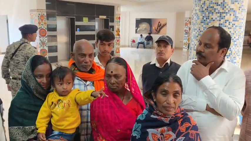 <p>उज्ज्वल कुमार की मौत पर परिजनों और विधायक ने थाना प्रभारी पर लगाए गंभीर आरोप, निष्पक्ष जांच की मांग।</p>