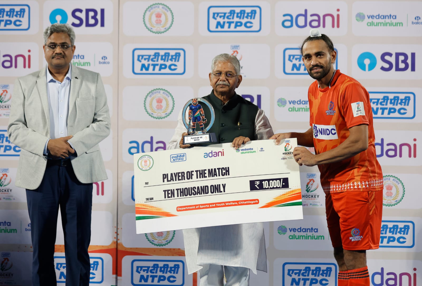 <p>जसकरण सिंह के पांच गोलों के बावजूद बैलाडीला बुल्स जीत से दूर, संस्कारधानी स्ट्राइकर्स ने 5-5 से ड्रॉ कराया मुकाबला</p>