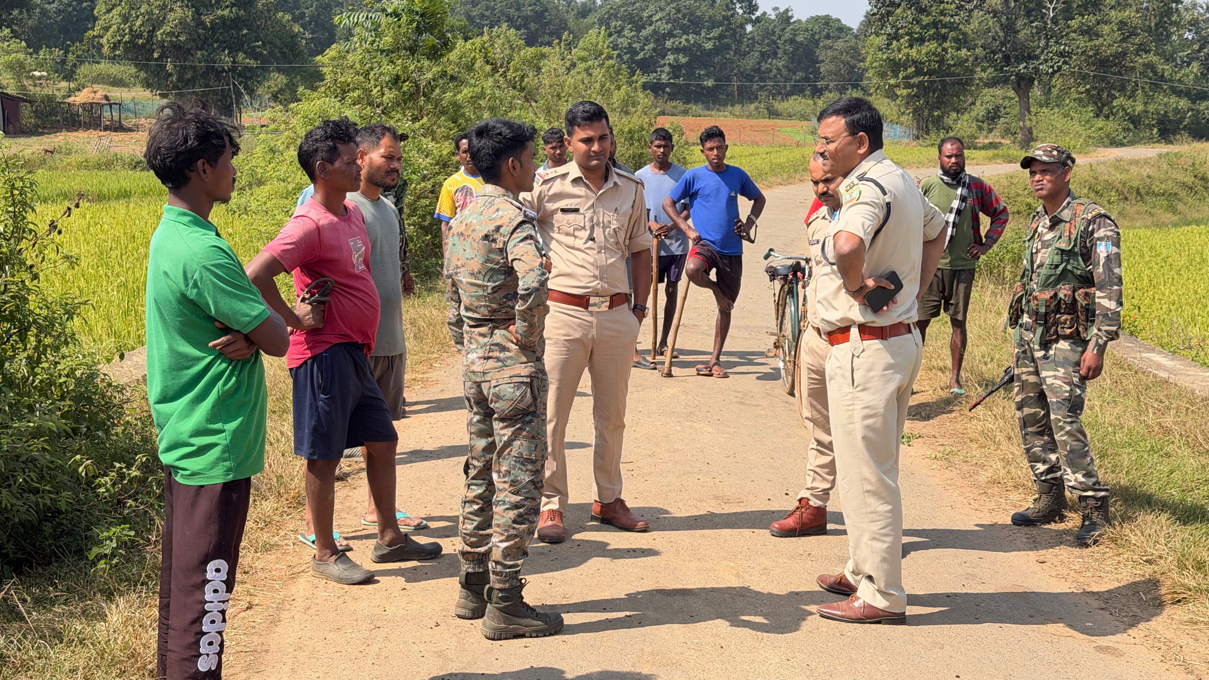 <p><br></p><p>कर्रा में धारदार हथियार से हमला कर सांदीर मुंडा की हत्या, गांव की सीमा पर मिला शव</p>