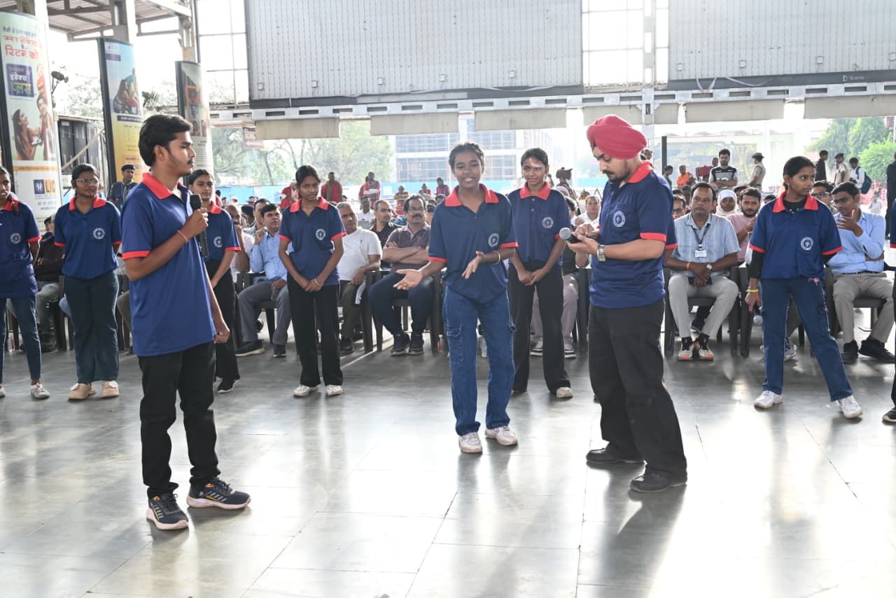 <p>सत्यनिष्ठा से समृद्धि’ के संदेश के साथ निकाली गई प्रभात फेरी</p>